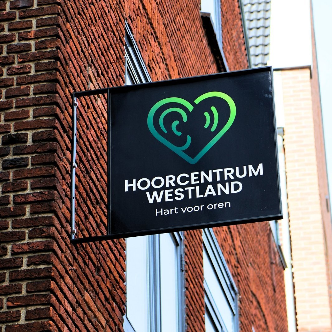 Het gevelbord van Hoorcentrum Westland: Hart voor oren