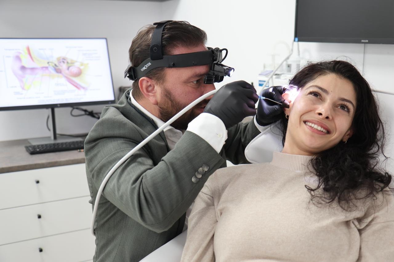 Een specialist onderzoekt het oor van een vrouw bij Hoorcentrum Westland
